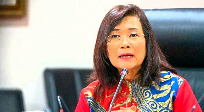 Pengamat militer Jaleswari Pramodhawardhani mempertanyakan kebijakan pelibatan TNI dalam melatih 30.000 calon pengelola Koperasi Desa/Kelurahan Merah Putih (KDKMP).