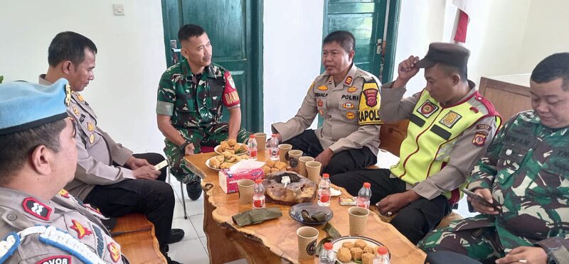 memperkuat sinergitas dan soliditas antarinstansi, Kapolsek Cisalak AKP Endang Pirtana, S.Pd., bersama Kapolsek Tanjungsiang IPDA Alimansyah NS, CHRA., CPHR., melaksanakan silaturahmi ke Markas Koramil (Mako) 0505 Cisalak/Tanjungsiang, Selasa (14/7/2026).