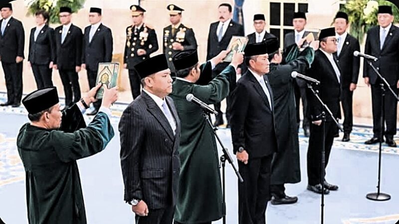 Presiden Prabowo Subianto melantik Donny Ermawan sebagai Gubernur dan Yos Sunitoyoso sebagai Wakil Gubernur Universitas Republik Indonesia (URI).