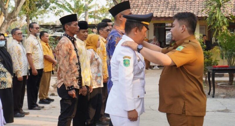 Bupati Subang Reynaldy Putra Andita Budi Raemi memberikan ucapan selamat kepada Jaja, S.STP., M.Si usai resmi dilantik sebagai Camat Dawuan, Senin (3/8/2026). Sebelumnya, Jaja menjabat sebagai Sekretaris Kecamatan Subang.