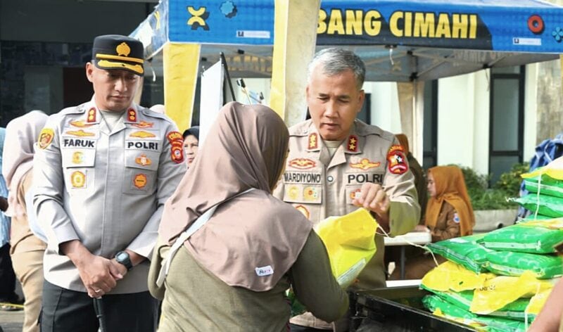 Polres Cimahi gelar gerakan pangan murah, warga antusias borong kebutuhan pokok.