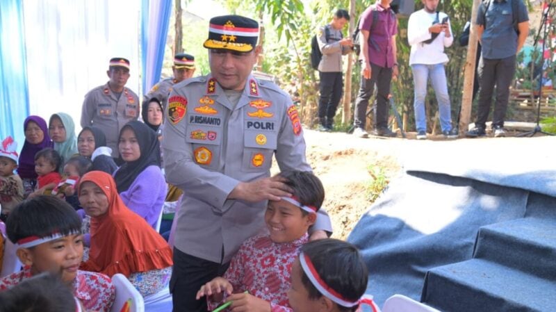 Kapolda Jawa Barat Irjen Pol Pipit Rismanto meresmikan Jembatan Merah Putih Presisi di Kampung Pamoyanan, Desa Panenjoan, Kecamatan Cicalengka, Kabupaten Bandung. 