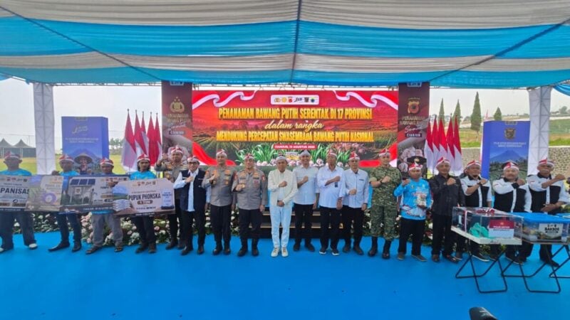 Para petani dari sejumlah kelompok tani menerima bantuan sosial dari Wakapolri Komjen Pol. Prof. Dr. H. Dedi Prasetyo.