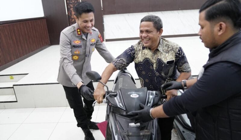 Kapolres Indramayu saat menyerahkan sepeda motor kepada Rundija pemilik motor yang hilang dicuri. 