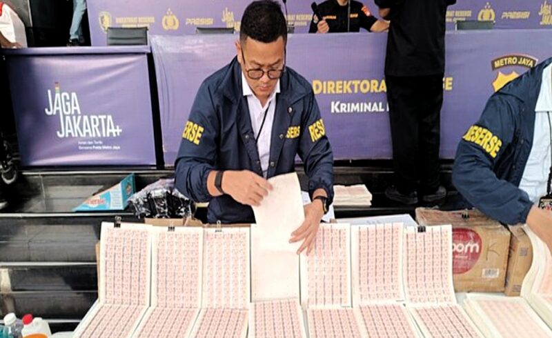 Dalam pengungkapan tersebut, polisi mengamankan lebih dari 3,4 juta keping meterai ilegal beserta mesin produksi dan bahan baku.
