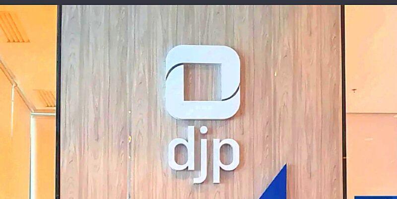 Direktur Jenderal Pajak Bimo mengingatkan masyarakat, untuk berhati-hati terhadap penawaran meterai dengan harga di bawah ketentuan.
