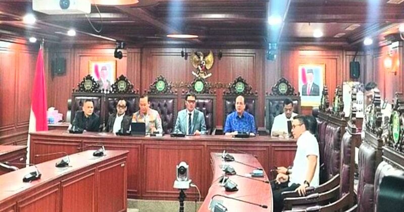 Komisi lll DPR meminta pihak kepolisian dan Bank Mandiri segera memulihkan akses rekening tersebut.