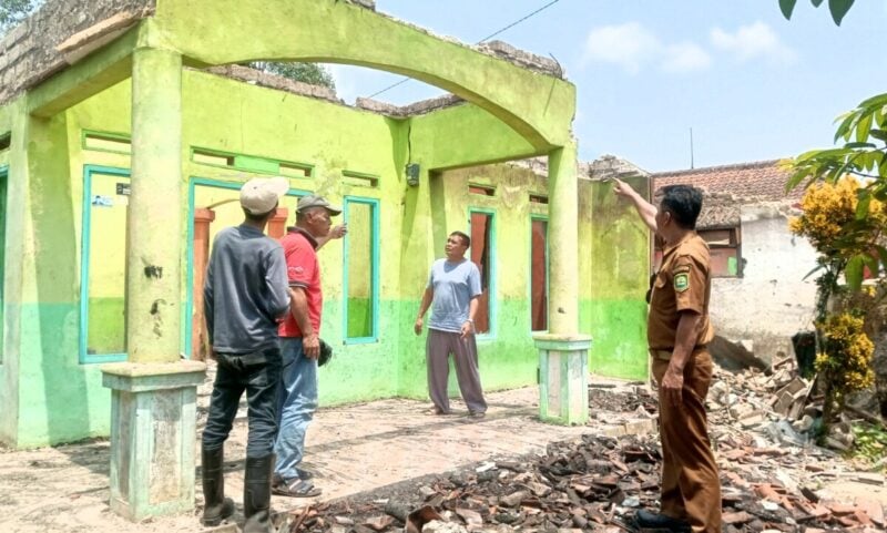 PJ Kades Tanjungsiang Anda Arif turut didampingi Bakal Calon Kepala Desa Tanjungsiang Suherman, Ketua BUMDes Tanjungsiang.