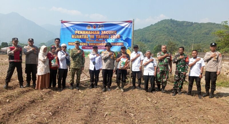 Kegiatan tersebut melibatkan Camat Cisalak, Danramil 0505/Tjs-Cslk, UPT Pertanian, pemerintah desa, anggota TNI/Polri, kelompok tani, serta masyarakat Desa Darmaga. Seluruh unsur bersama-sama melakukan penanaman jagung secara gotong royong.
