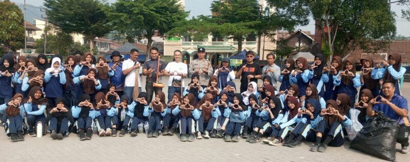 SMAN 1 Cisalak bersama  Forkopincam Cisalak melaksanakan aksi bersih-bersih di Alun-alun Kecamatan Cisalak  memperingati World Cleanup Day (WCD) 2026. Poto. Deltanusantara.com.