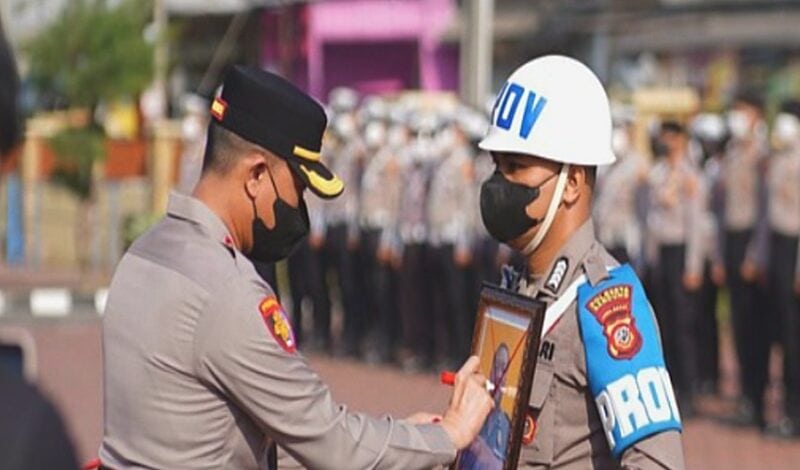 Polresta Bandung memberhentikan tiga personelnya secara tidak hormat (PTDH) setelah terbukti melakukan pelanggaran berat. 