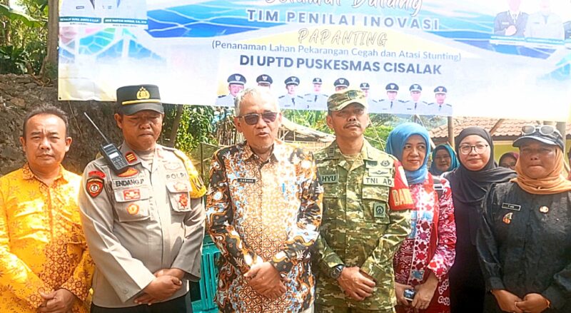 Tim Penilai Papanting Asisten Administrasi Umum Sekretariat Daerah Kabupaten Subang  bersama Forkopincam Cisalak, Kepala UPTD Puskesmas, Kepala Desa Darmaga, serta stakeholder lainnya yang hadir dalam acara tersebut. Poto. Redaksi