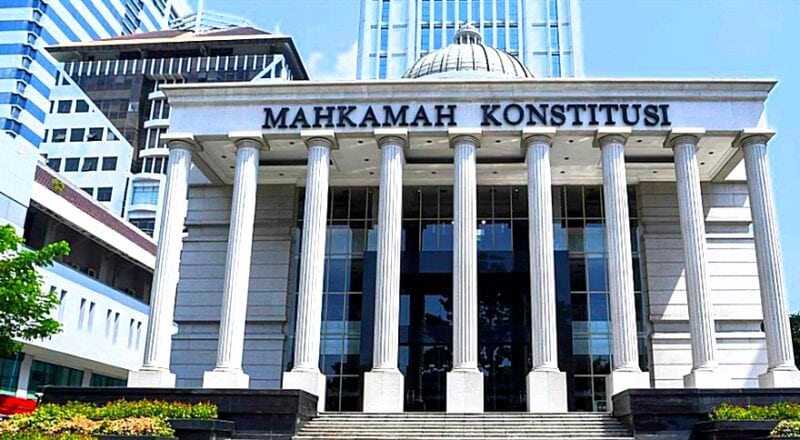 Mahkamah Konstitusi (MK) melalui Putusan Nomor 62/PUU-XXII/2024 menghapus ketentuan presidential threshold sebagaimana diatur dalam Pasal 222 Undang-Undang Nomor 7 Tahun 2017 tentang Pemilu.