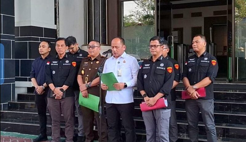 Kepala Pusat Penerangan Hukum Kejagung Anang Supriatna mengatakan, pelimpahan enam tersangka dilakukan setelah berkas perkara dinyatakan lengkap oleh JPU.