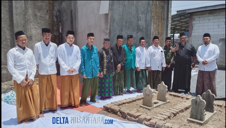Foto Ketua, para pengurus Majelis Wakil Cabang Nahdlatul Ulama (MWCNU) dari setiap kecamatan, Muslimat NU, Fatayat NU, IPNU, IPPNU, serta Ansor dan Banser saat dilokasi Ziarah. 