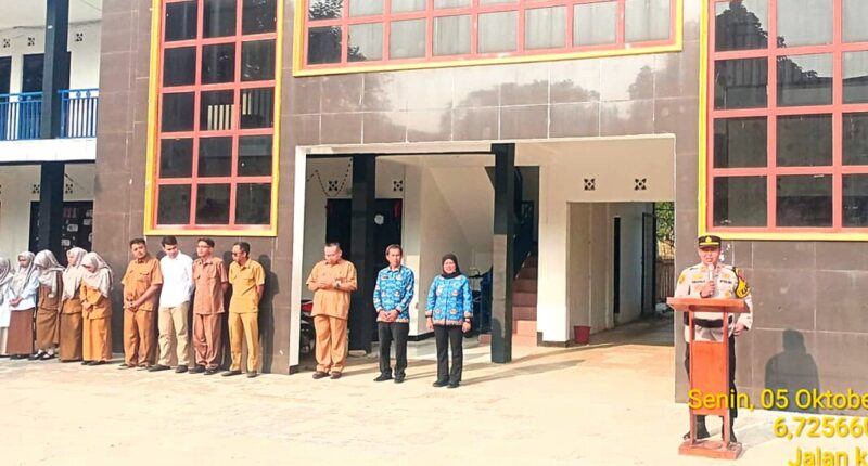 Kapolsek Cisalak AKP Endang Pirtana, S.Pd., menjadi pembina upacara pengibaran Bendera Merah Putih di SMK Bina Nusantara (Bintara) Cisalak, Kabupaten Subang. 