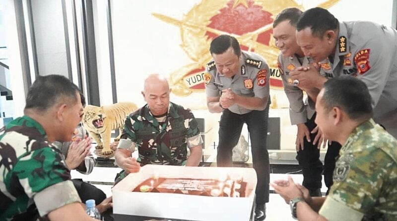 Polda Jabar menghadiri peringatan Hari Ulang Tahun (HUT) ke-81 Tentara Nasional Indonesia (TNI) yang digelar di Pusat Kesenjataan Infanteri (Pussenif) TNI Angkatan Darat. 