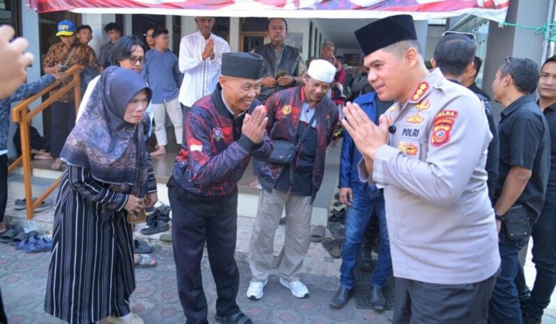 Kabid Humas Polda Jabar Kombes Pol. Hendra Rochmawan, menyempatkan diri bertakziah ke rumah duka almarhum di kawasan Arcamanik, Kota Bandung, Rabu (7/10/2026).