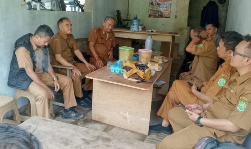 Camat Sagalaherang, Rahmat Hidayat beserta jajarannya saat mengunjungi calon kades no urut 4 Dian Wahyudi. 