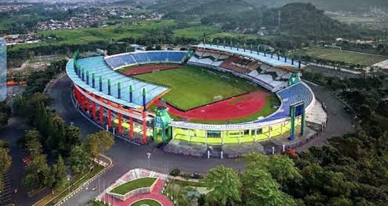 Pemerintah Provinsi Jawa Barat bersama Pemerintah Kabupaten Bandung menyiapkan renovasi Stadion Si Jalak Harupat pada 2027.