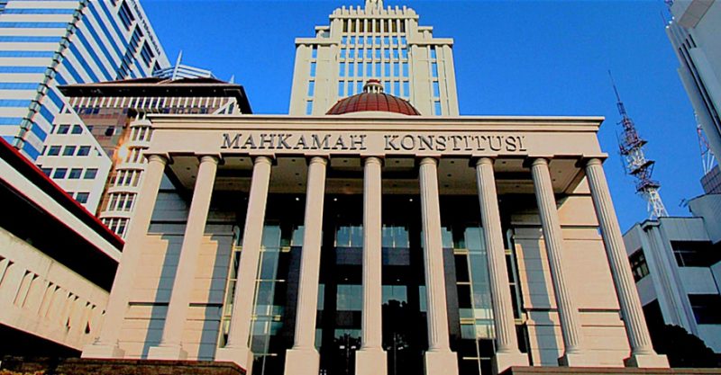 Para pemohon mempersoalkan kebijakan pembentukan koperasi melalui instruksi pemerintah serta penggunaan Dana Desa untuk mendukung program pemerintah pusat.
