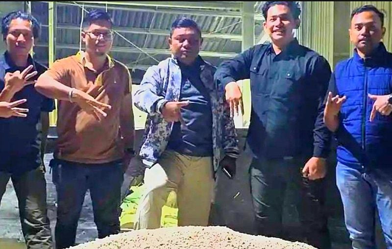 Bahan yang diduga digunakan dalam proses produksi pupuk tersebut terdiri dari campuran kapur, pewarna makanan, dan garam. Produk itu kemudian dipasarkan dengan label pupuk NPK. (Dok.Kodam Siliwangi).