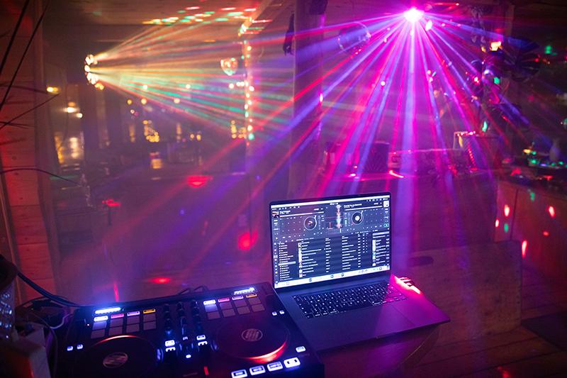 DJ-Lichtshow auf dem Hauptstadtfloß