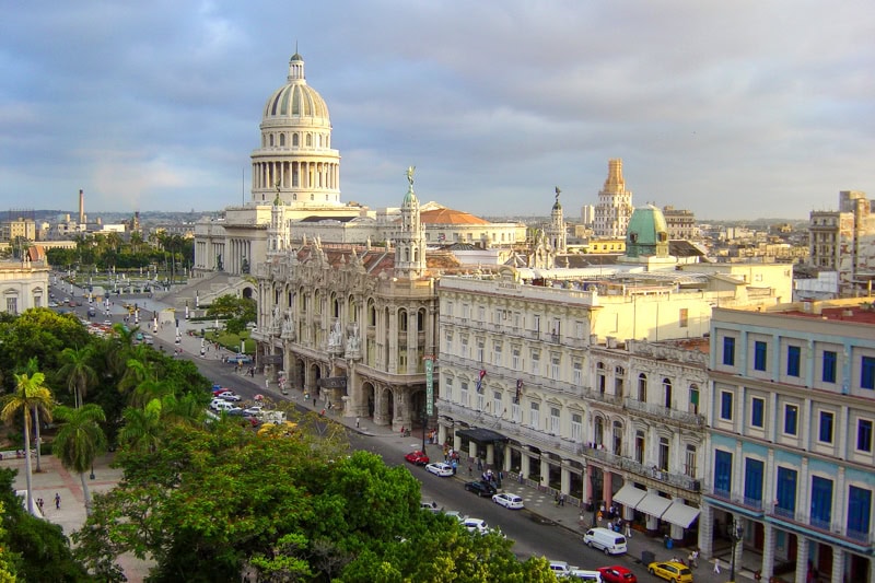 Eine Straße in Kuba aus der Luftperspektive
