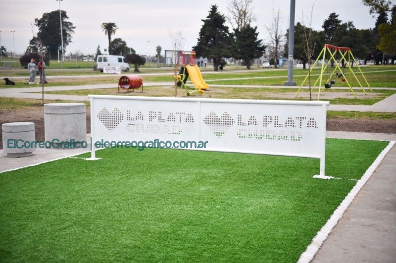 Ya se puede practicar básquet y fútbol tenis en las nuevas canchas que instaló el Municipio Ya se puede practicar básquet y fútbol tenis en las nuevas canchas que instaló el Municipio 2