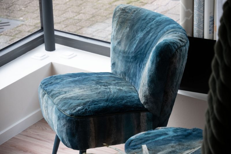 Cocktailsessel in blau-gruenen Farben