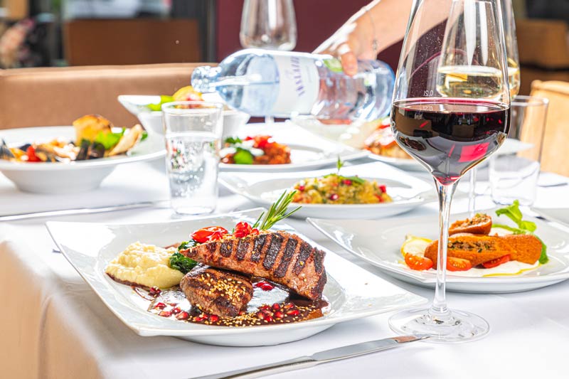 Kulinarik mit Wein Weinverkostung im Restaurant Finest Lezzet in Düsseldorf mit erlesenen Weinen und mediterranen Köstlichkeiten. Finest Lezzet Düsseldorf – Mediterrane Spezialitäten mit Fleisch, Fisch, vegetarischen Gerichten, Salaten, Nachtisch und Brunch