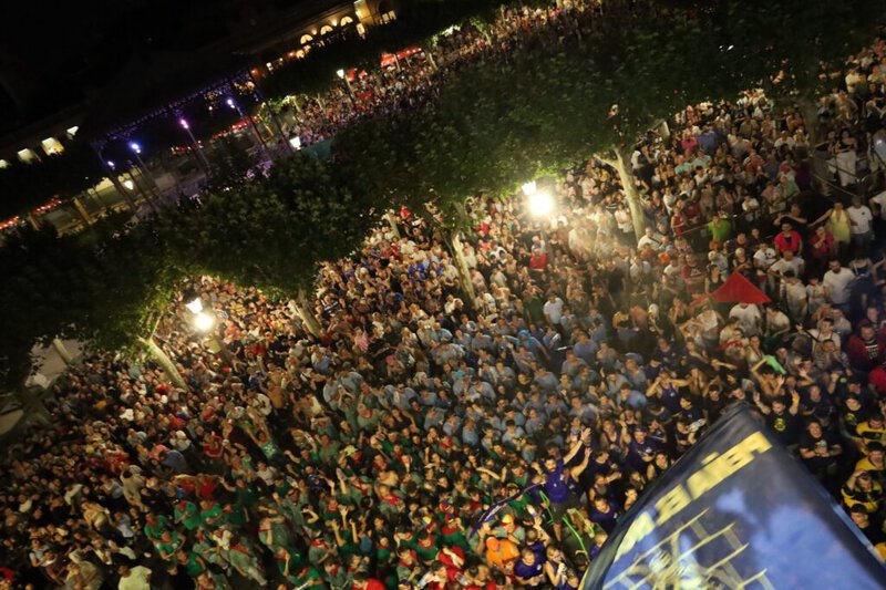 Desfile de comparsas en Vía Complutense Alcalá de Henares
