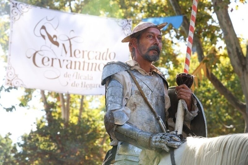 Recreador vestido de caballero con armadura en el Mercado Cervantino de Alcalá de Henares