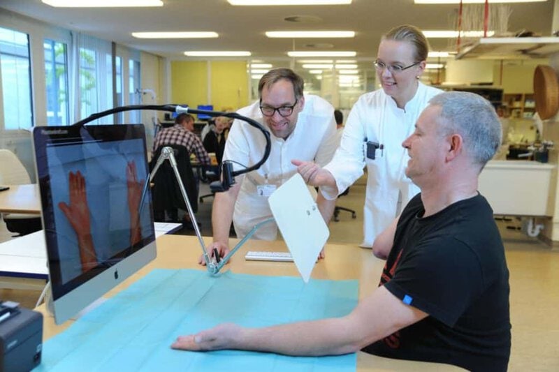 Spiegeltherapie 2.0 - Telerehabilitation mit dem Phantomkraft® System (Bild: © BGKH/J. Jarmer)