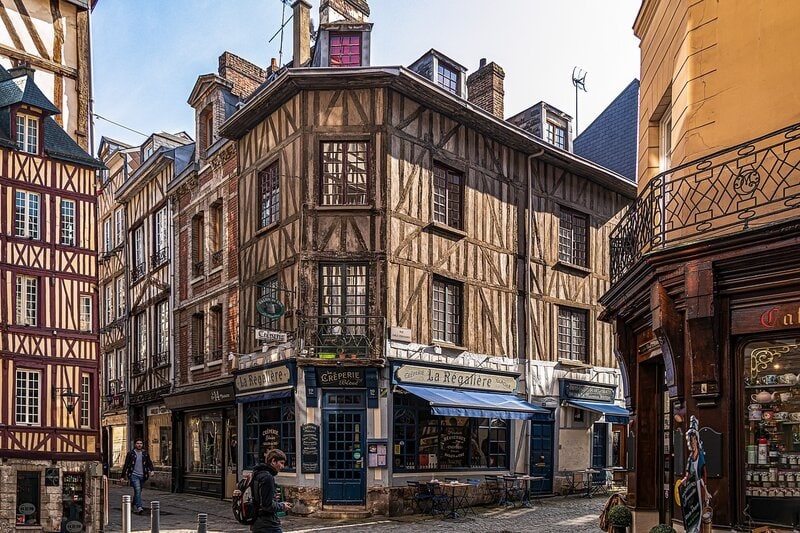 Historische Fachwerkhäuser in einer charmanten Altstadt mit einer gemütlichen Crêperie.
