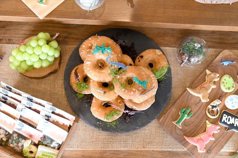 恐竜テーマのバースデーデコレーション