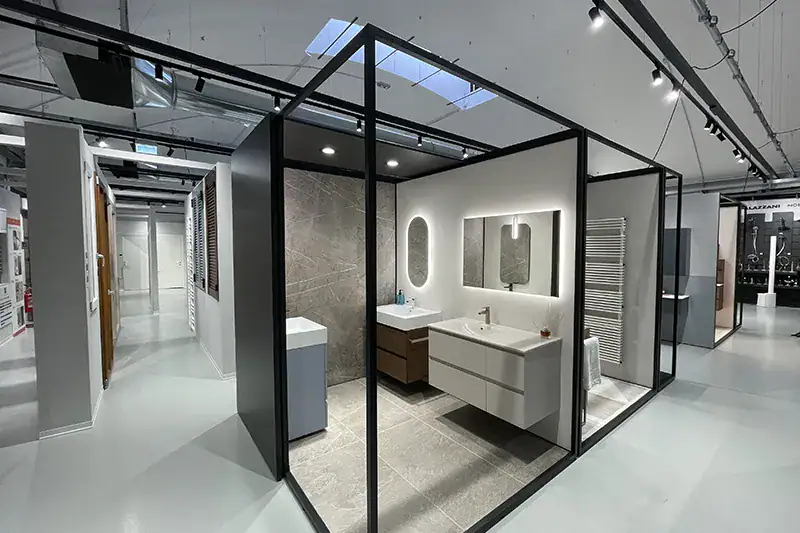 Pavimento in resina epossidica grigio minimal showroom OBI Milano viale Piceno — finitura multistrato Mapei