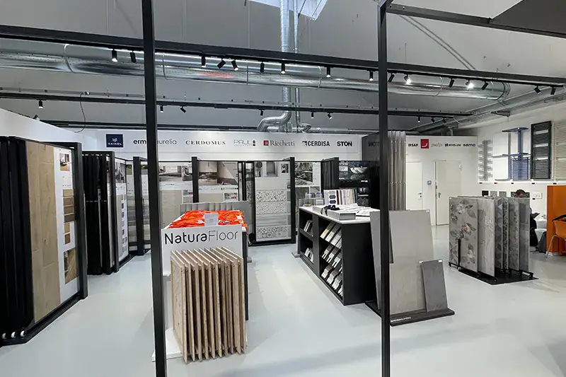 Inaugurazione showroom OBI Milano — pavimento continuo in resina epossidica certificata Mapei su 450 mq