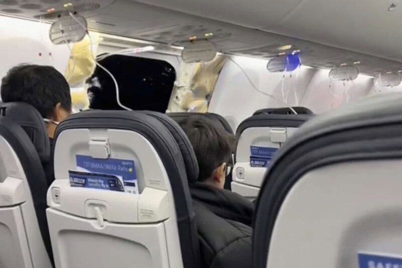US Grounds Boeing 737 Max 9 Planes After Alaska Airlines Mid-Air Blowout AA1mAG2G