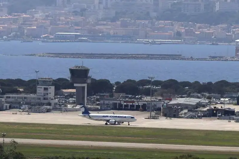 Air traffic control blunder leaves passenger jet unable to land and stranded in mid-air 0_GettyImages-1252232588
