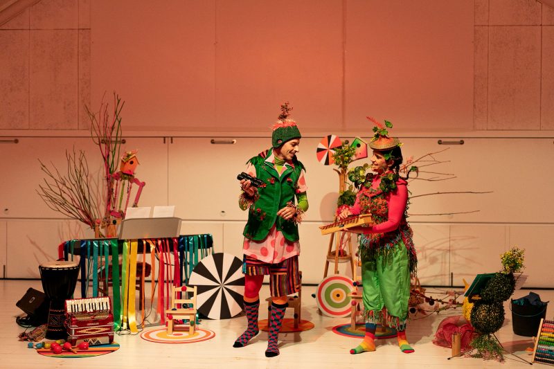 Intérpretes do espetáculo Árvore Menina interagindo com crianças num ambiente natural e artístico