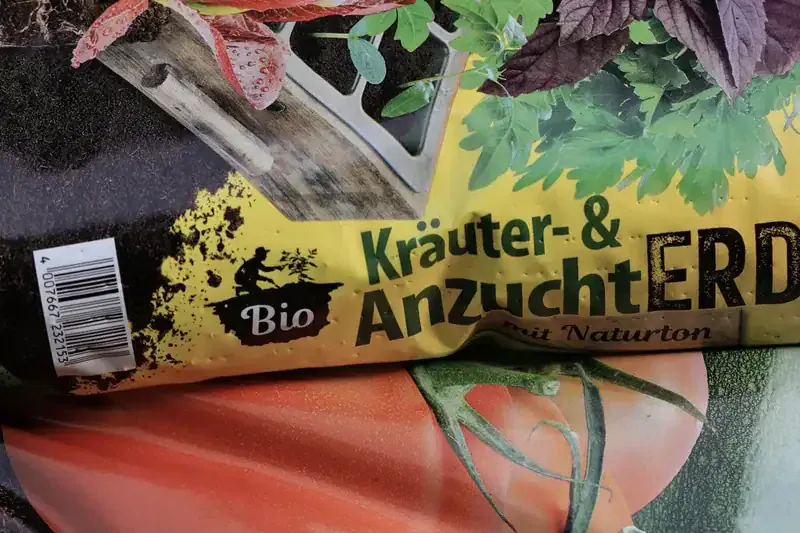 Verpackung für Kräuter- und Anzuchterde mit sichtbarer Bio-Kennzeichnung und Pflanzenmotiven.
