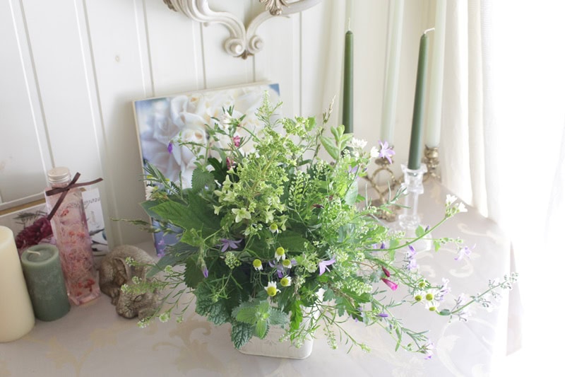 【山野草の楽しみ方】ピンクや紫の花が咲く 初夏の山野草を使ったイギリススタイルアレンジメント