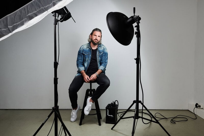 mielek fotograf dortmund Eventfotograf,Eventfotografie,Dortmund,NRW mielek fotograf portraits 0094 10 Markus Mielek posiert für die eigene Kamera zwischen seinen Blitzen von Profoto