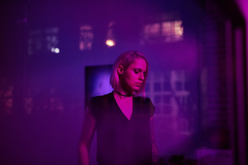 mielek fotograf dortmund Dortmund,Fotografie,kokon mielek fotograf kokon lisa 0322 1 Junges Model posiert für eine Portraitstrecke bei farbigem Licht in der Nacht