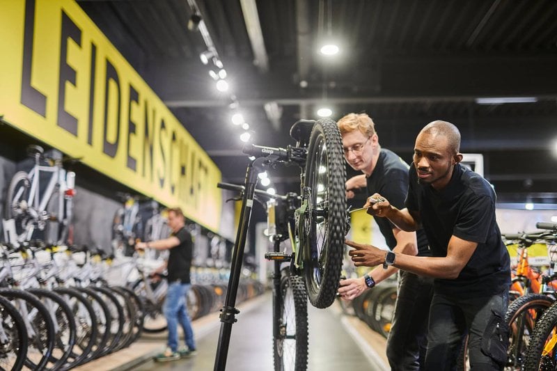 mielek fotograf dortmund Employer Branding mielek stadt dortmund buehnenbilder einbuergerung 02 0032 1 Ein schönes Beispiel für Employer Branding und Corporate Lifestyle - zwei junge Männer arbeiten bei Lucky Bike in Dortmund. Ein inszeniertes Werbefoto für die Stadt Dortmund