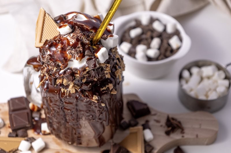 Craving something sweet and over the top? This Extreme Chocolate Freakshake recipe is loaded with chocolate milk, ice cream, marshmallows, and all your favorite candy toppings. Ready in just 20 minutes, it's the ultimate dessert for chocolate lovers and freakshake fans.