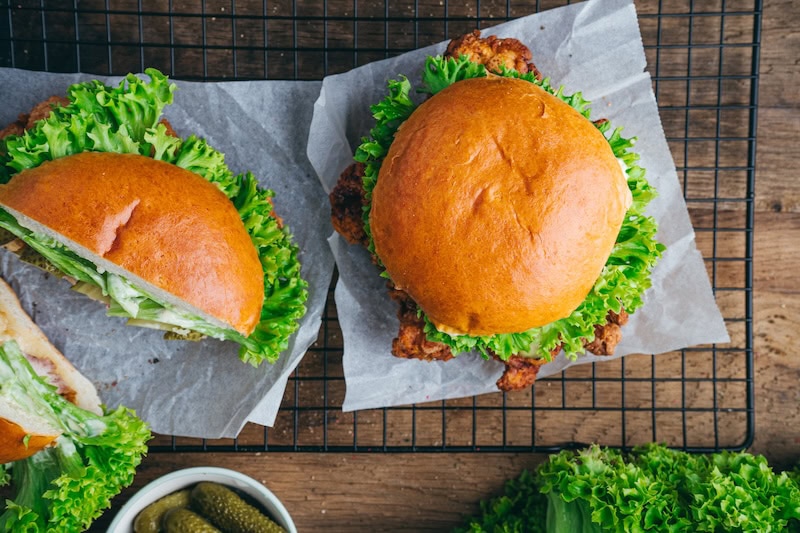 Learn how to make this fried chicken sandwich recipe with garlic aioli, toasted brioche buns, and crave-worthy crunch—perfect for lunch, dinner,