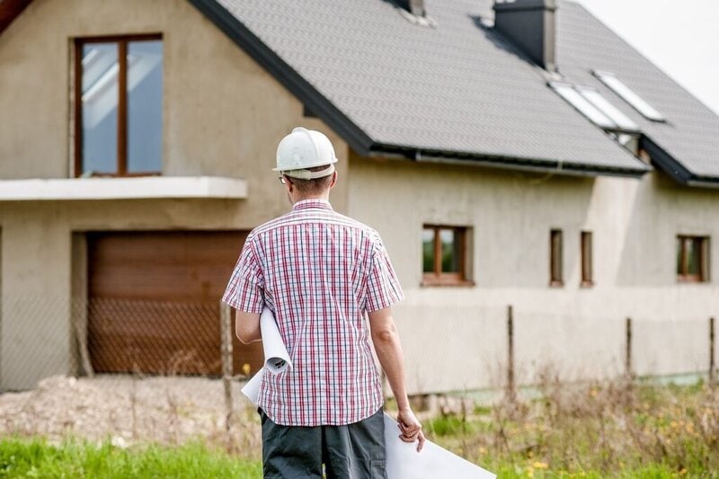 architect surveying a new home build