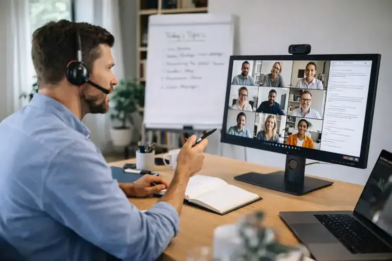 Online-Dozent hält einen Vortrag